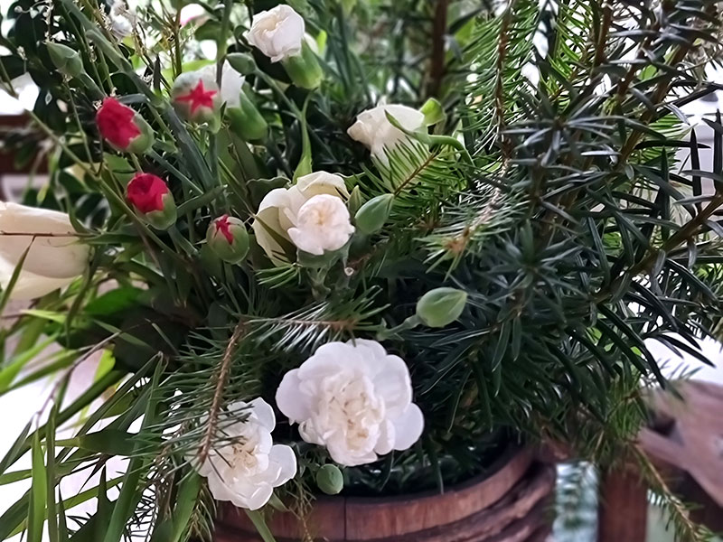 Vinterbukett med grönska och vita växter